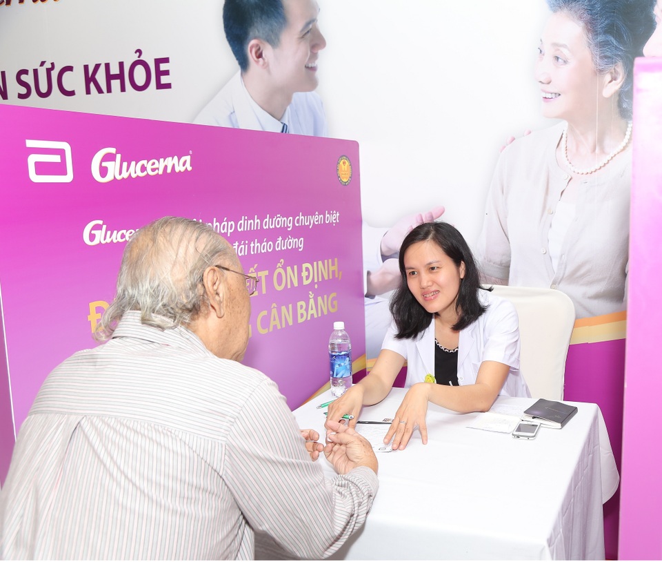 Các bước đơn giản giúp kiểm soát đái tháo đường - 1 Người đái tháo đường nên đi khám định kỳ và tuân thủ chỉ dẫn của bác sĩ
