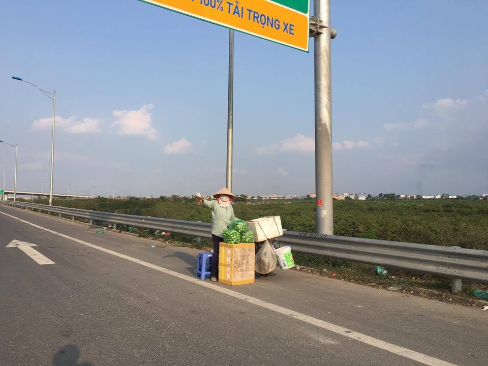 Khấm khá, giàu lên nhờ... ổi - 1 Đặc sản cầu Thanh Trì được chủ sạp chào bán nhiệt tình