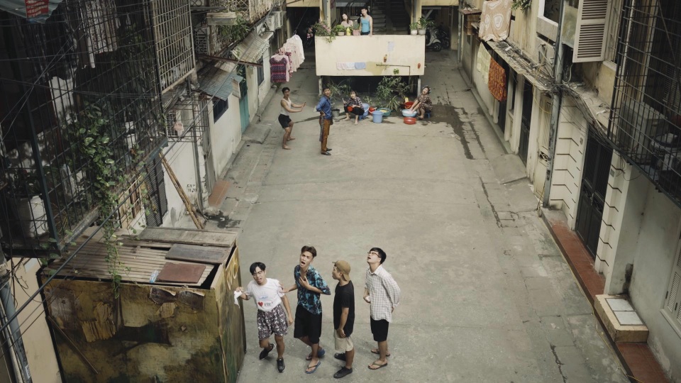 “Hơn nhau ở tấm chồng” tại sao gây “sốt”? - 1 Clip mở đầu bằng hình ảnh “chuyện thường như ở huyện” của những gia đình nơi phố cổ, tập thể cũ, chung cư xuống cấp trong nội thành Hà Nội.