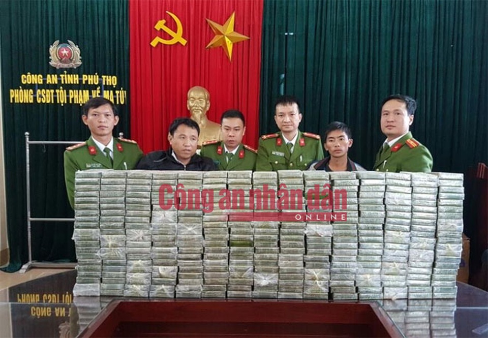 300 bánh heroin được giấu trong 5 can nhựa khoét đáy - 2 300 bánh heroin được giấu trong 5 can nhựa khoét đáy - 2