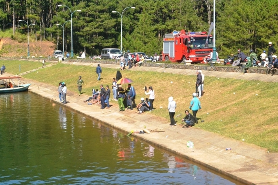 
Đến 10h30 phút ngày 28-11 thi thể nạn nhân vẫn chưa được tìm thấy

