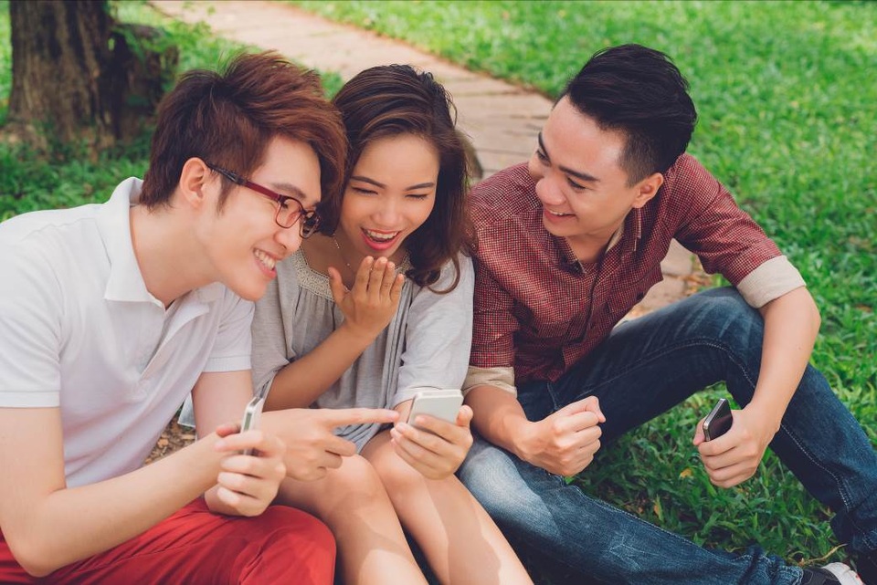 “Bão công nghệ” khiến các mối quan hệ đang dần phai nhạt - 1 Mặc dù ngồi cạnh nhau nhưng trung tâm của mọi câu chuyện vẫn xoay quanh các thiết bị công nghệ.