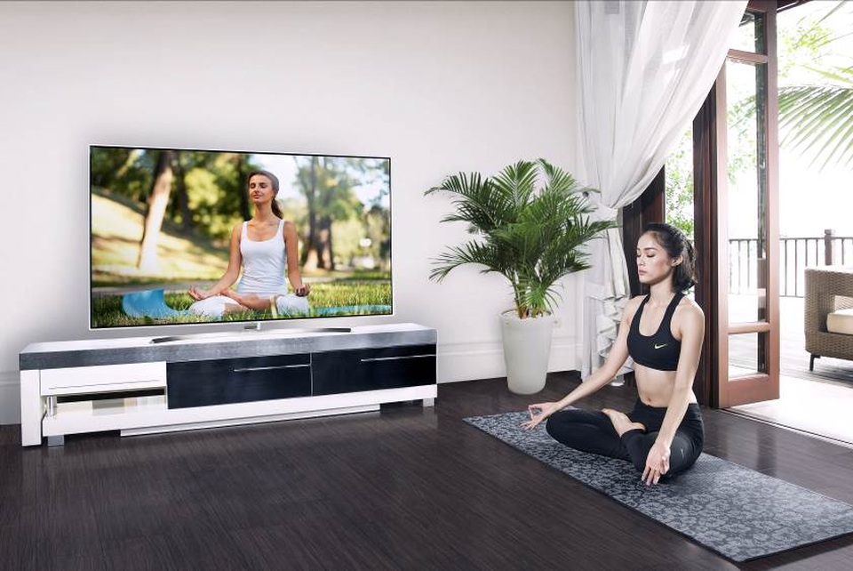 Lắng nghe "sao" chia sẻ bí quyết thư giãn sau giờ làm việc - 1 TV LG trang bị tấm nền IPS là trợ thủ đắc lực của cô gái “vạn người mê” để giữ vóc dáng thon gọn.