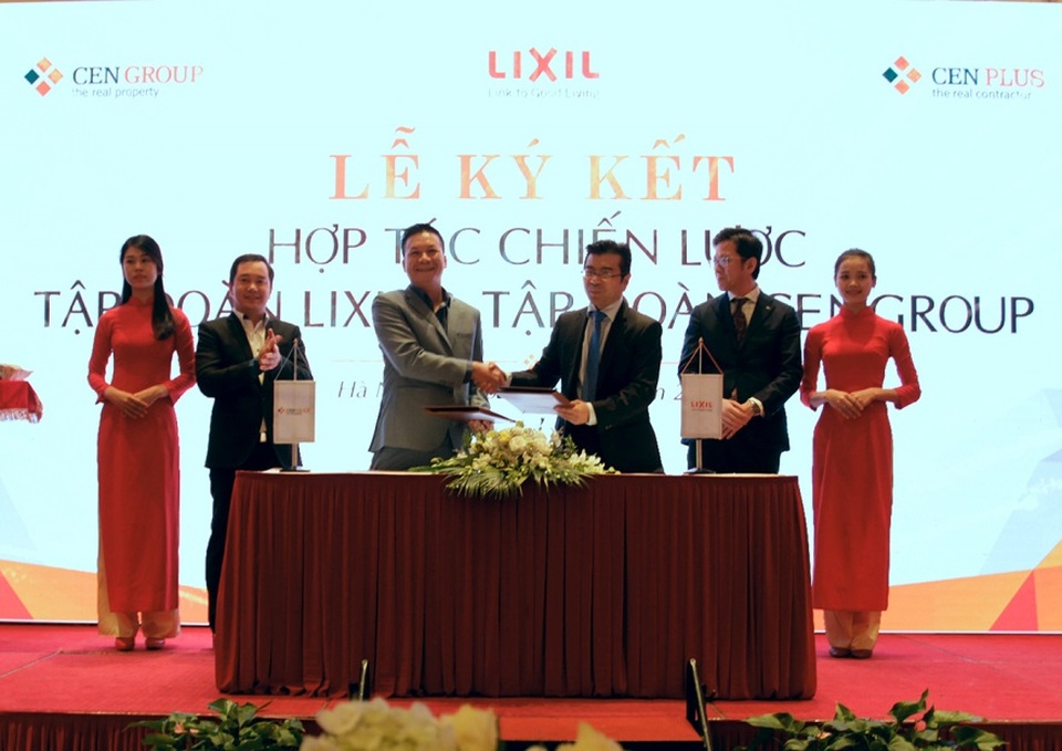 LIXIL & CENGROUP ký kết hợp tác chiến lược - 1 Ông Phạm Thanh Hưng – Phó Chủ tịch HĐQT tập đoàn CENGROUP và ông Masahiko Hiramoto - Tổng giám đốc LIXIL Việt Nam thực hiện nghi thức kí kết