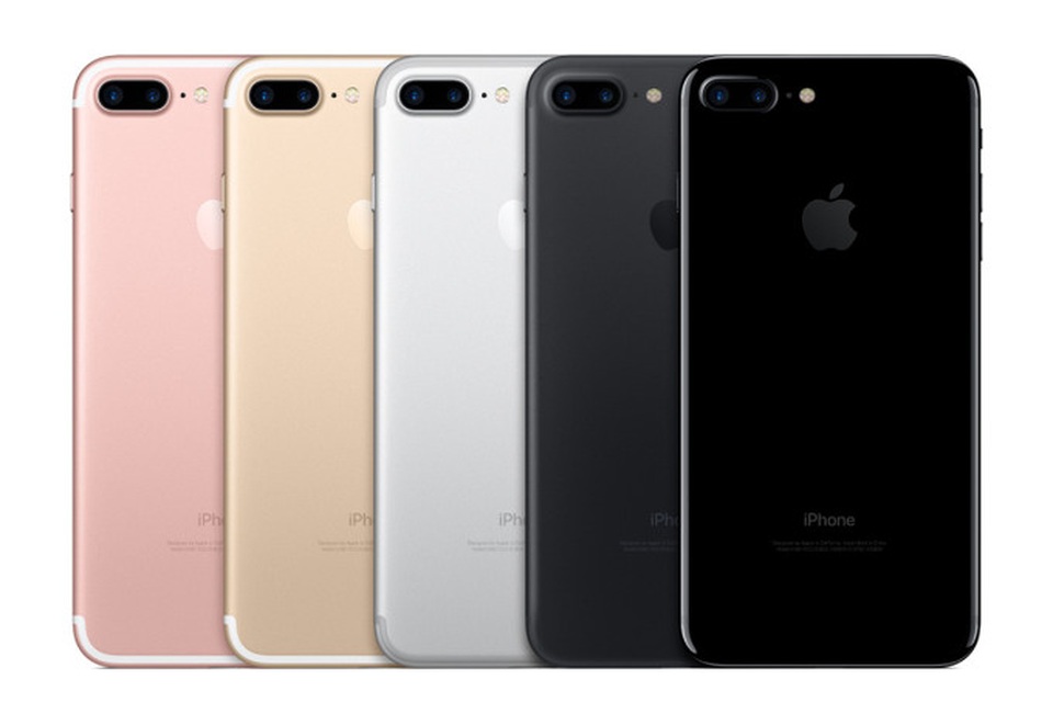 Thời điểm tốt nhất để sở hữu iPhone 7 trong năm - 1 Từ khi ra mắt, đã có rất nhiều người yêu thích “Táo” tại Việt Nam lên kế hoạch sở hữu siêu phẩm iPhone 7. Tuy nhiên, với sự cạnh tranh khốc liệt giữa những nhà phân phối chính thức cũng như những cửa hàng bán hàng xách tay làm người dùng cũng phải ngó nghiêng và cân nhắc kỹ càng trước khi quyết định móc hầu bao.