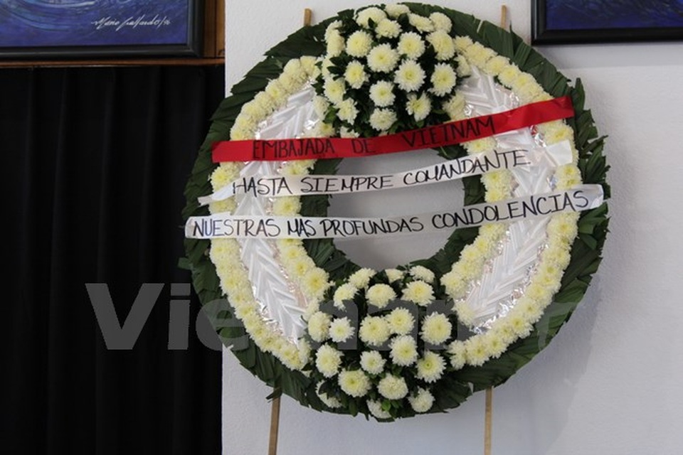Cộng đồng người Việt tại Mexico tưởng niệm lãnh tụ Cuba Fidel Castro - 2 Vòng hoa viếng lãnh tụ Cuba Fidel Castro. (Ảnh: Lưu Việt Hùng/Vietnam+)