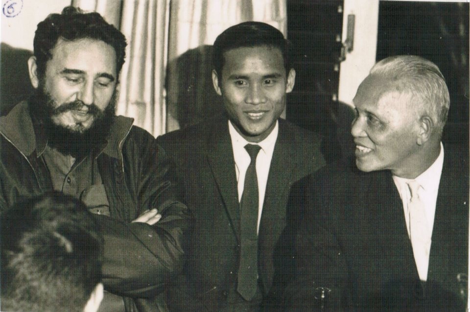 Hành trình đến Cuba viếng Fidel Castro của "người con nuôi Việt Nam" - 2 Ông Nguyễn Đình Bin (giữa) có nhiều năm được phiên dịch cho Lãnh tụ Fidel và được ông Fidel yêu quý như con. Ảnh FB ông Nguyễn Đình Bin