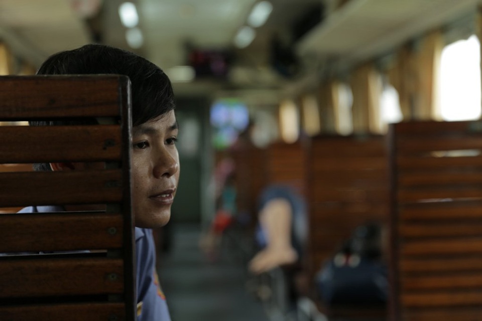 
Do tàu vắng khách, hành khách cũng được thoải mái hơn trước, mỗi người đều được nằm ngủ một mình một ghế. Có những toa tàu không một bóng hành khách, mặc dù vậy, tàu vẫn phải chạy.
