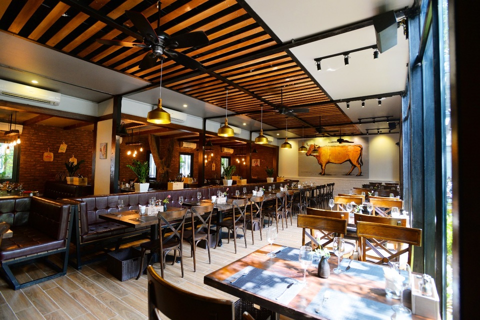 Trải nghiệm bít tết độc đáo với sa lát hoàn toàn miễn phí - 1 Không gian rộng rãi với cửa sổ ngập nắng ở Lebon Steak
