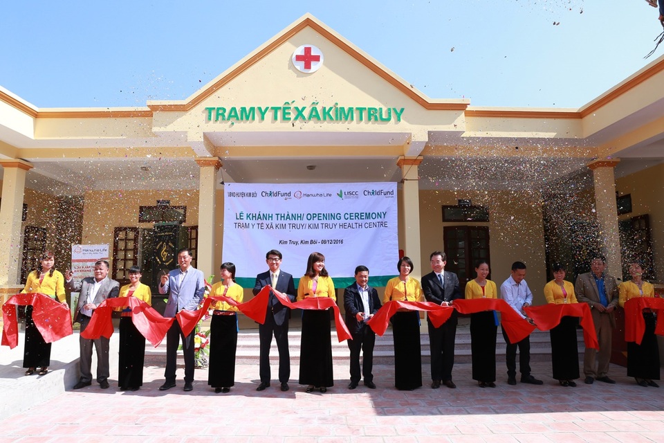 Đại diện Hanwha Life Việt Nam cắt băng khánh thành Trung tâm y tế xã Kim Truy, huyện Kim Bôi, Hòa Bình
