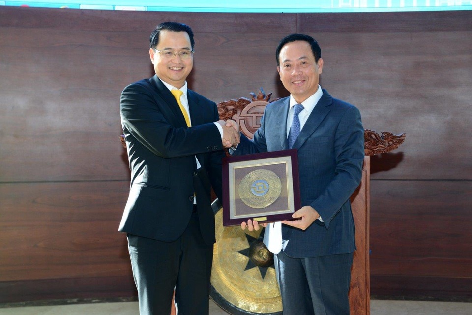 Bia Sài Gòn và chuyện giữ vững “ngôi vương” - 1 Ông Võ Thanh Hà nhận quyết định niêm yết và quà lưu niệm từ lãnh đạo HOSE