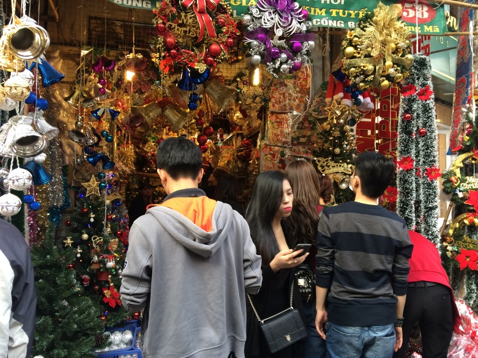 Đắt đỏ đồ trang trí Noel, gần 20 triệu đồng/xe tuần lộc - 1
Tuy chưa đến sát Noel nhưng lượng khách đến mua vẫn khá đông