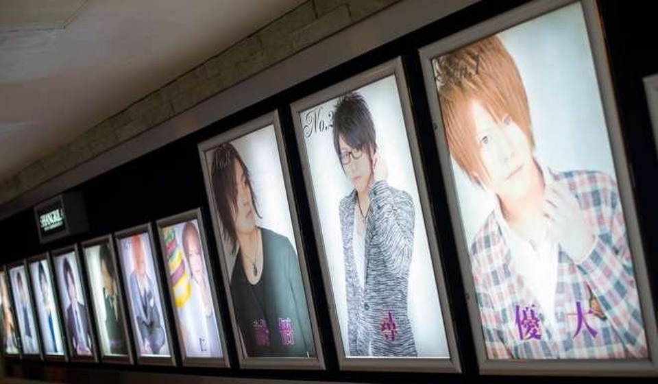 Ảnh của các tiếp viên được treo ở ngoài sảnh để thu hút khách. Các tiếp viên được xếp hạng dựa trên sự yêu thích của khách.