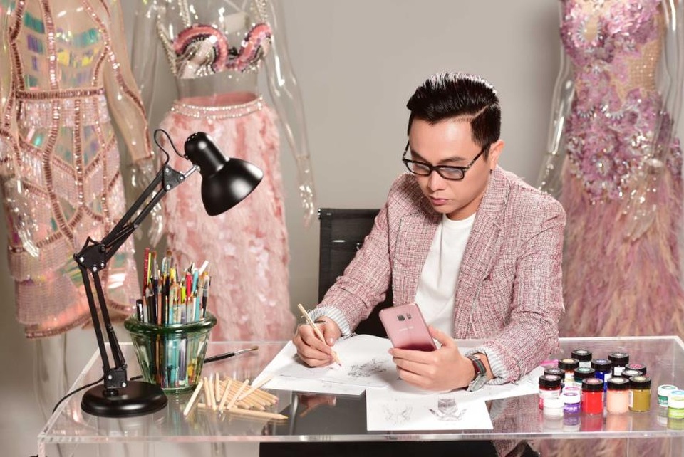 Công Trí chưa bao giờ thôi bận rộn với những dự án thời trang của mình. Mới đây nhất vào tháng 11, anh đã trở lại ấn tượng với bộ sưu tập độc đáo mang tên “Cô gái của kẻ lạ và tôi”.