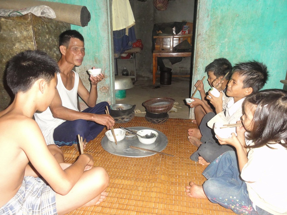 Lạ lùng "thánh ăn" ở Việt Nam cả đời mới 4 lần được ăn no - 2 Ông Mền và những đứa con của mình bên bữa cơm đạm bạc. Ảnh: ĐT