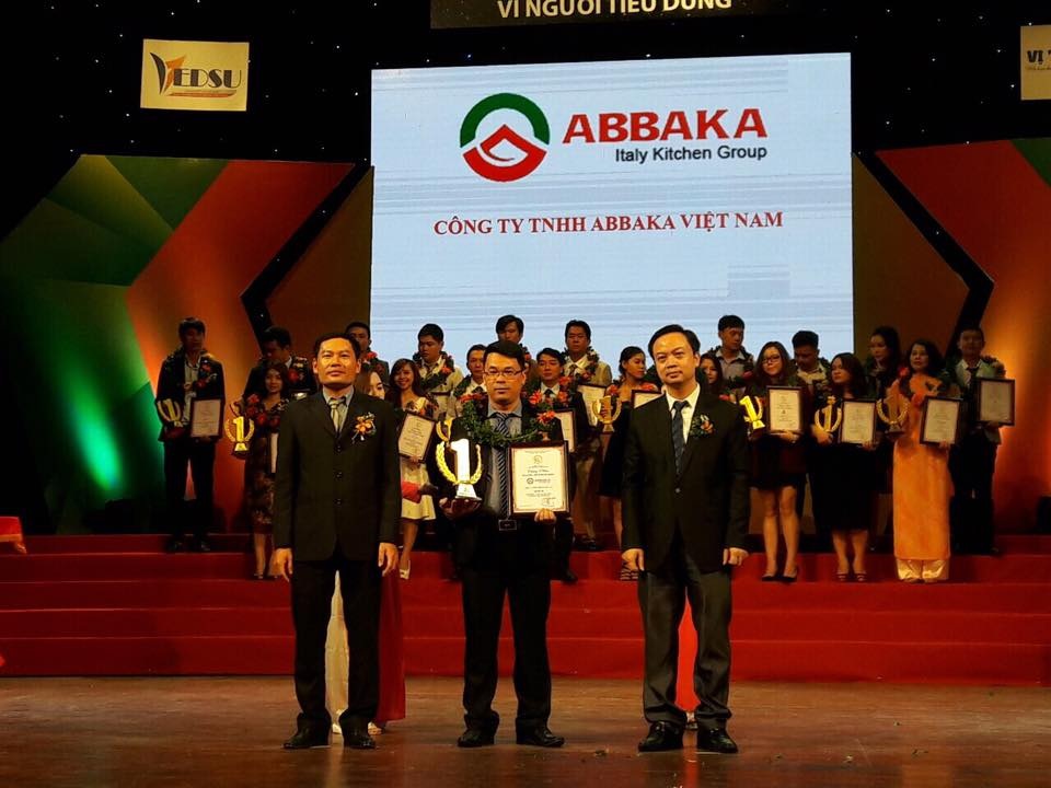 Top 100 doanh nghiệp có “ Sản phẩm, dịch vụ tốt nhất vì người tiêu dùng 2016” - 2 Ông Nguyễn Đức Cường- Giám đốc Công ty TNHH ABBAKA Việt Nam lên nhận cúp vàng tại buổi lễ.
