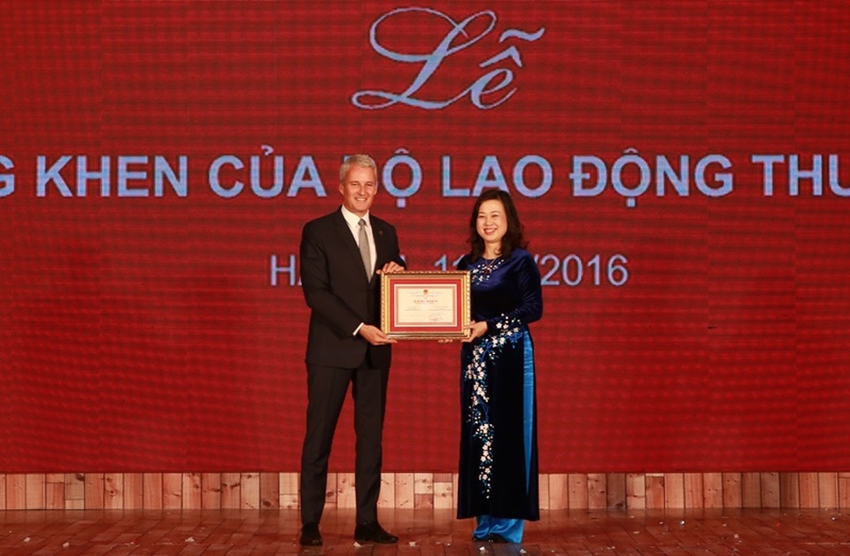 AIA Việt Nam: Nhiều hoạt động thiết thực hướng tới trẻ em nghèo - 1 Thứ trưởng Đào Hồng Lan trao tặng Bằng khen của Bộ Lao động Thương Binh và Xã hội cho ông Wayne Besant