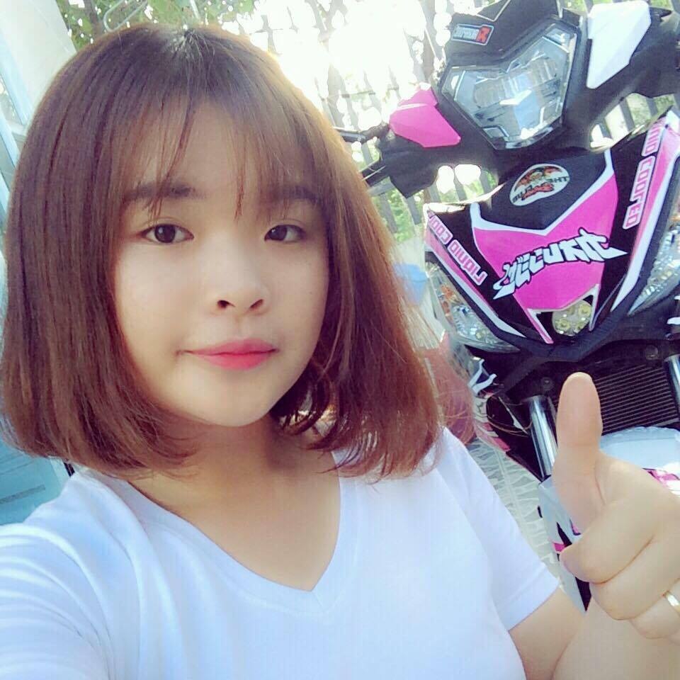 Chân dung nữ phượt thủ đam mê xe tay côn - 1
Nguyễn Thị Lan Anh, cô sinh viên 21 tuổi trường Đại học Sư phạm TP.HCM, chủ nhân của chiếc WINNER 150 với biệt danh Gao hồng