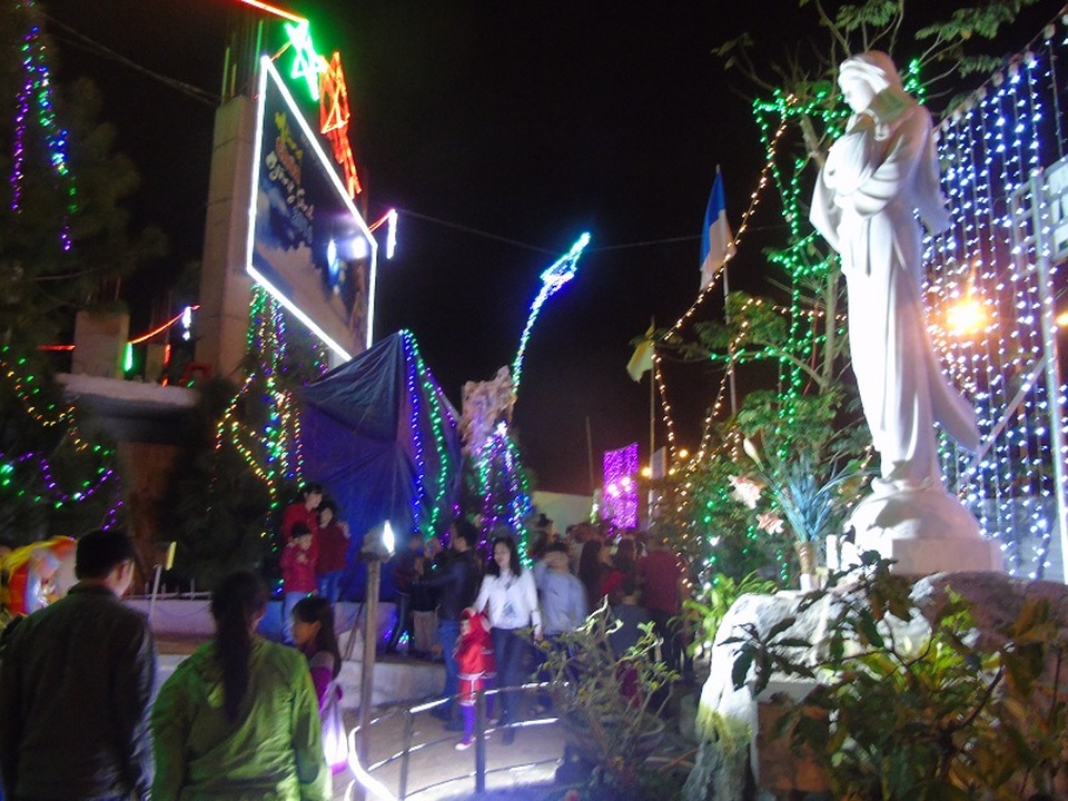 Nhà thờ Tam Tòa tại TP Đồng Hới thu hút được đông đảo người dân