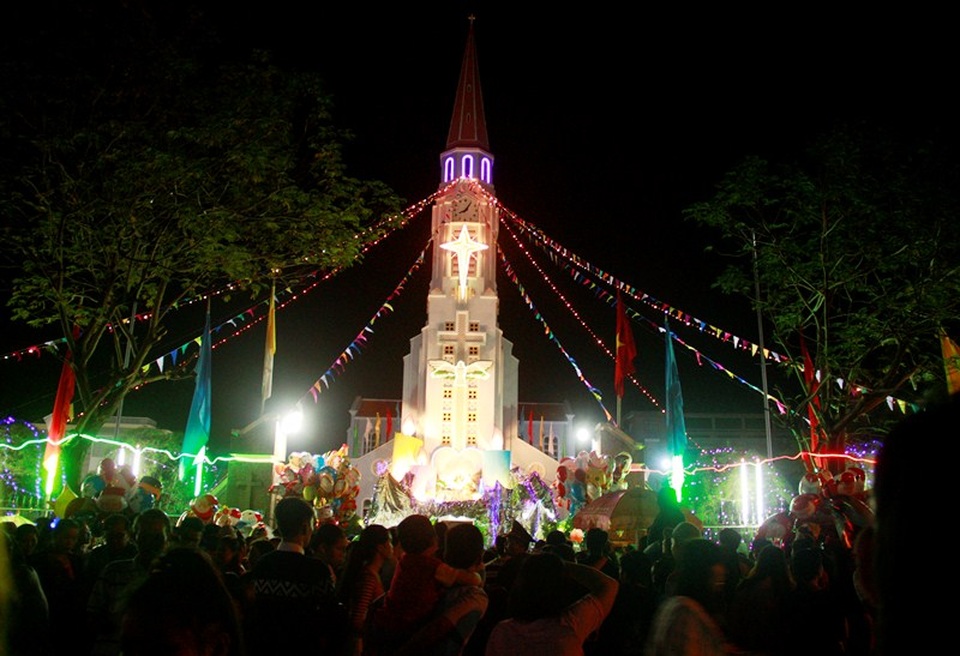 Nhờ thờ Lớn TP Quy Nhơn dù ít người hơn năm ngoái nhưng không vì thế mà kém đi sự ấm áp trong đêm Noel