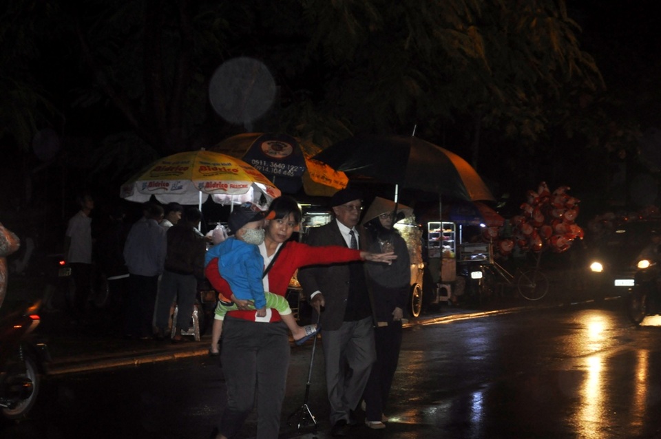 Dù mưa và lạnh cũng không cản được bước chân của nhiều người trong đêm Giáng sinh