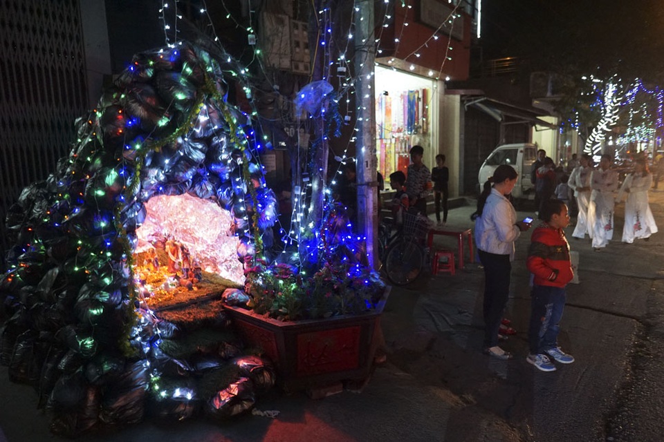 Giáng sinh ấm áp ở nhà thờ trăm tuổi ngoại ô Hà Nội - 1 Cả xứ đạo Thạch Bích nằm ven QL 21B được thắp sáng lung linh bởi đèn màu và hang đá mô phỏng thời điểm Chúa giáng sinh.