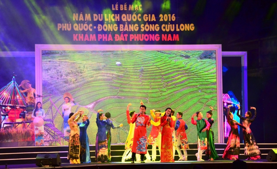 Năm 2016, tổng doanh thu từ du lịch trên 400 ngàn tỷ đồng - 3 Qua những tiết mục văn nghệ, hình ảnh đẹp tuyệt với của đất nước hình chữ S được tái hiện từ Bắc vào Nam một cách rất sinh động