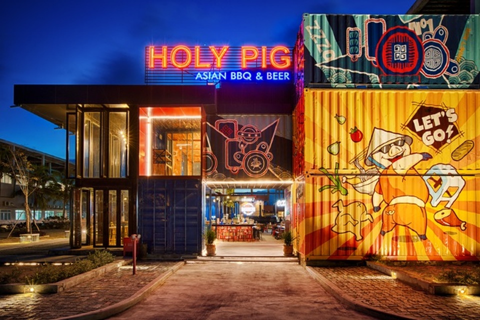 "Đập hộp" nhà hàng container siêu khủng Holy Pig xuất hiện tại Tổ hợp Cocobay Đà Nẵng - 1 Toàn cảnh bên ngoài nhà hàng