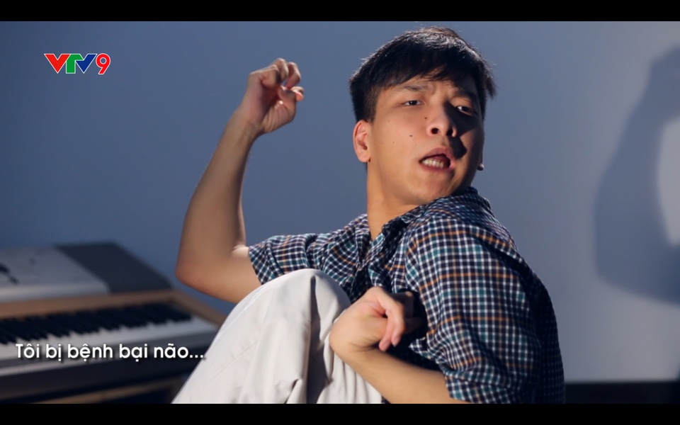 Rơi nước mắt với lời xin lỗi mẹ của chàng nhạc sĩ bị bại não - 1 Cuộc đời của Thiên Ngôn (Vũ Quốc Hùng) là chuỗi ngày dài bế tắc và tuyệt vọng trong căn bệnh bại não quái ác.(hình cắt từ clip)