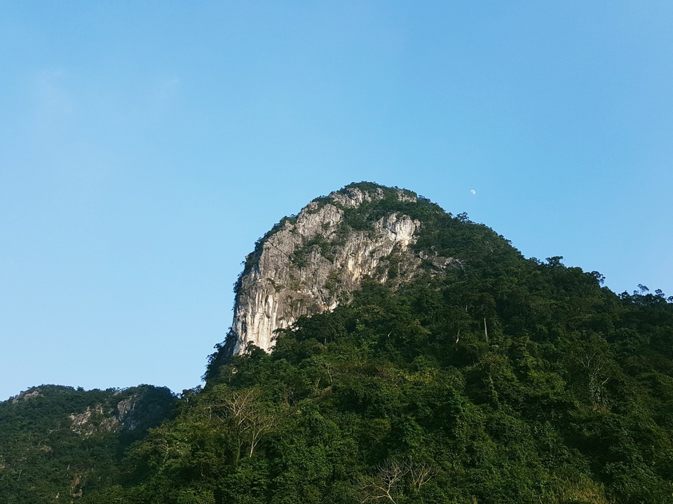 Với camera khẩu độ 12 MP, Galaxy S7 edge cho ảnh chụp sắc nét, khả năng tái hiện màu sắc chân thực. Cụ thể, dãy núi đá vôi, rừng cây nguyên sinh cùng nền trời xanh biếc tại Tú Làn đã được ghi lại rõ nét và chi tiết hơn bao giờ hết.