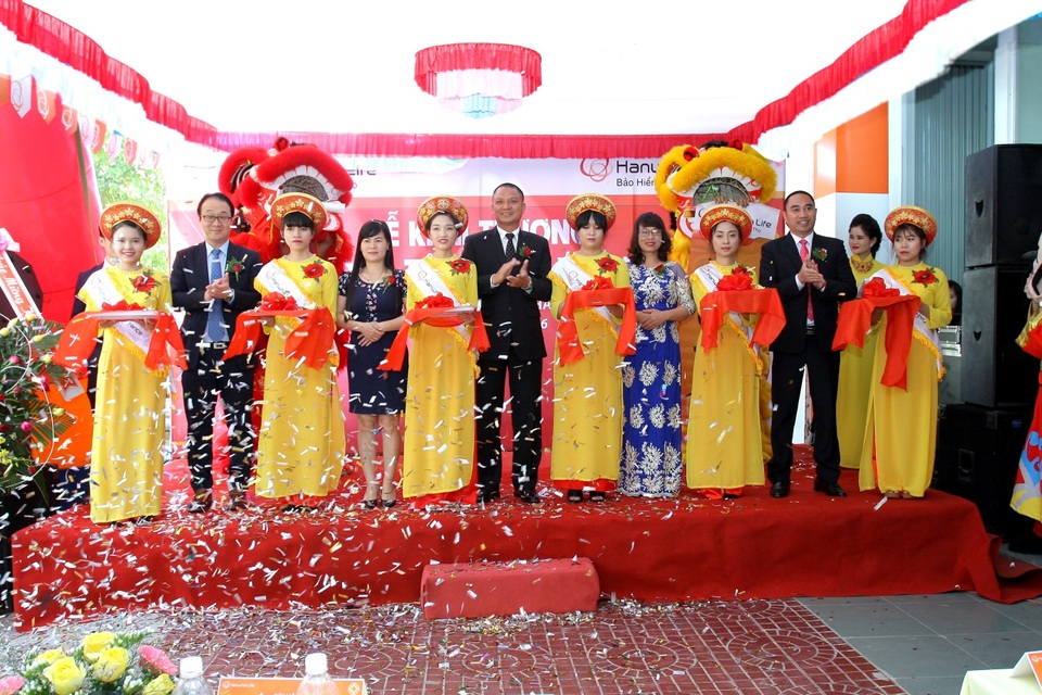 Hanwha Life Việt Nam khai trương liên tiếp 2 tổng đại lý tại Kon Tum - 1 Cắt băng khai trương văn phòng Tổng Đại Lý Kon Tum 1 tại số 423 Trần Hưng Đạo, Phường Quyết Thắng, Tp. Kon Tum