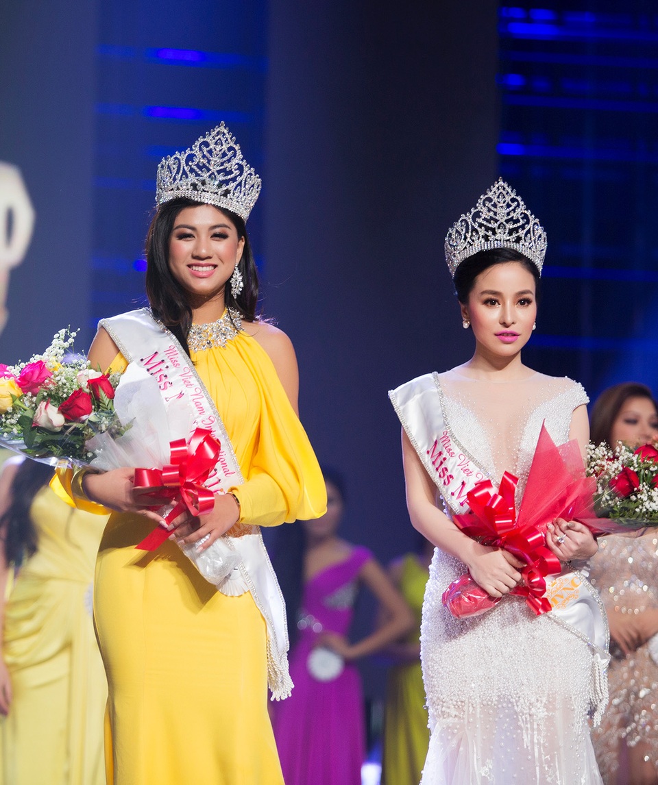 Tân Hoa hậu Người Việt Quốc tế Vy Nguyen rạng ngời hạnh phúc đêm đăng quang - 1 Vy Nguyen (đầm dạ hội vàng) - Tân Hoa hậu của cuộc thi Hoa hậu Người Việt Quốc tế lần thứ 11 năm 2016 rạng ngời trong thời khắc đăng quang. Người đẹp Vy Nguyên đăng quang ngôi vị Hoa hậu bởi sắc vóc hoàn hảo, sự thông minh và trí tuệ của cô gái trẻ đam mê con đường tri thức và giàu lòng nhân ái.