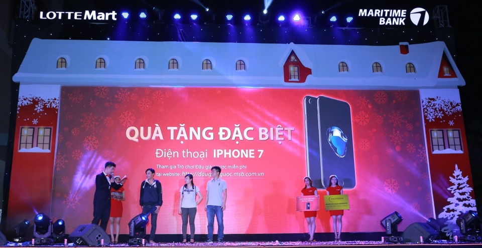 Các bạn trẻ hào hứng tham gia màn đấu giá ngược miễn phí