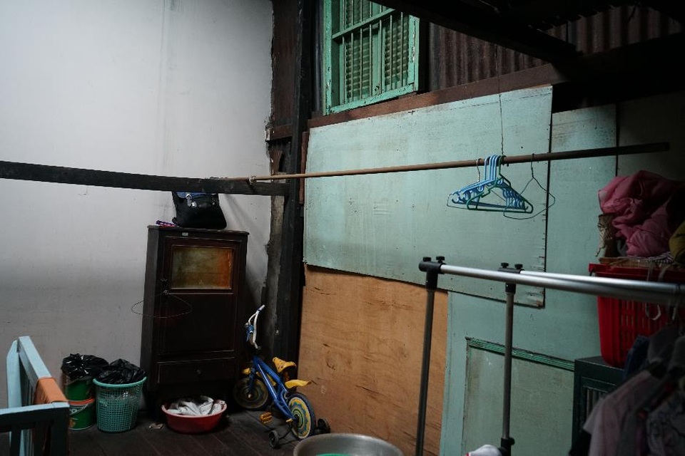 Hạnh phúc bình dị của chị lao công khi bất ngờ trúng 1,5 tỷ đồng - 1 Ngôi nhà ọp ẹp, cũ kỹ của chị Niên chỉ khoảng 40m2 nhưng là nơi cư ngụ của 7 người.