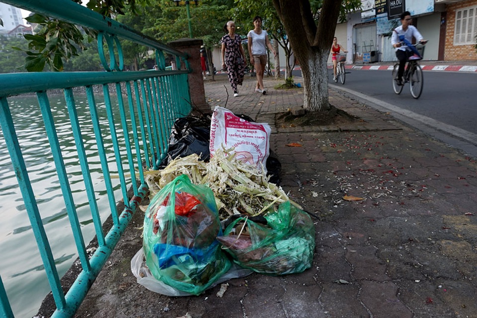 Dân Hà thành bịt mũi tập thể dục, nhắm mắt nhậu trên rác - 11 Dân Hà thành bịt mũi tập thể dục, nhắm mắt nhậu trên rác - 11