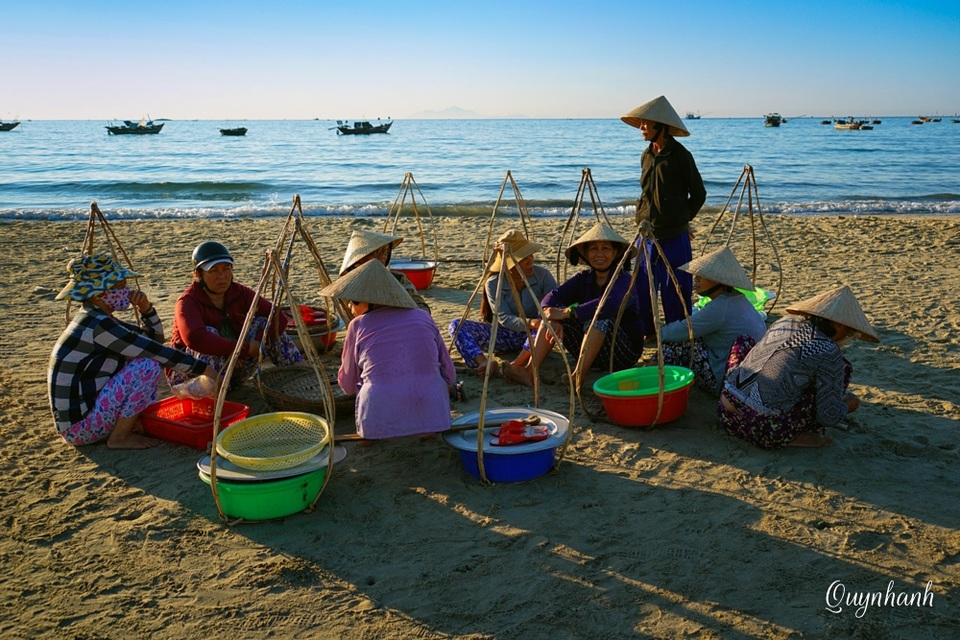 Bình minh trên biển Mỹ Khê - 10 Chuyện nhà, chuyện người