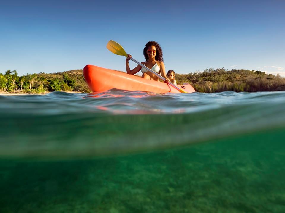 Bộ ảnh cực yêu của bé gái 2 tuổi du lịch qua 30 nước cùng cha mẹ - 11