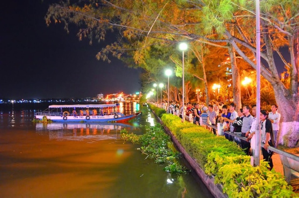 Những khu phố Tây nổi tiếng ở Việt Nam - 10 Vẻ đẹp của bến Ninh Kiều thu hút du khách trong nước và quốc tế