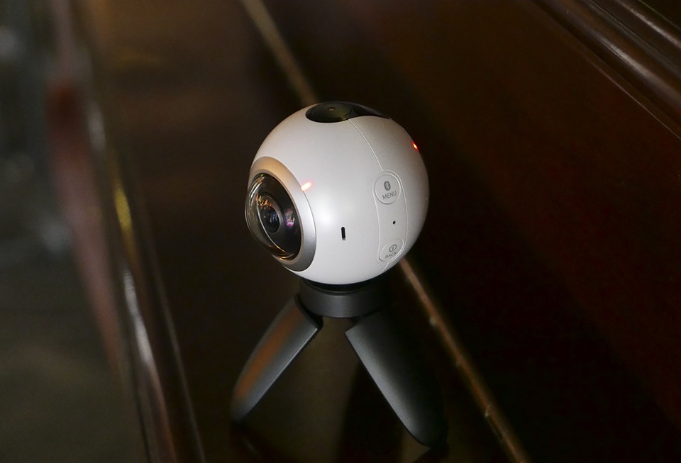 Hình ảnh đập hộp và trên tay Gear 360 chính hãng - 10
Một bên cạnh còn lại của Gear 360 là 2 nút đa chức năng: nút Menu/Kết nối Bluetooth và nút nguồn/quay lại