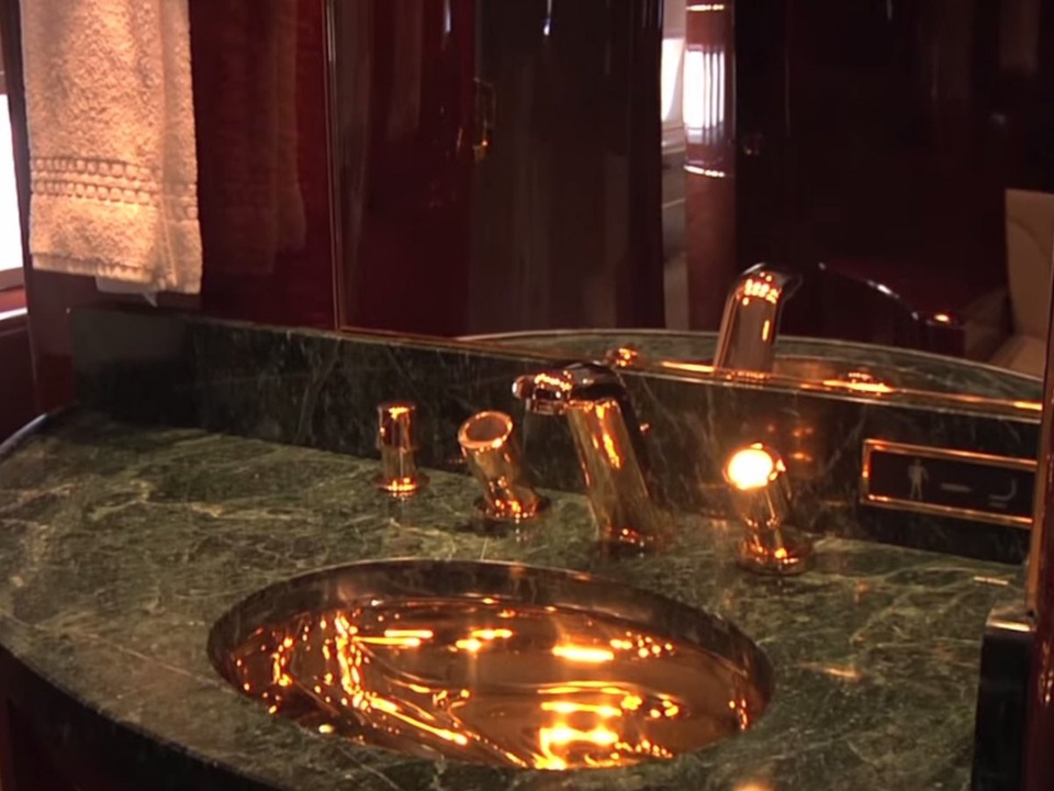 Đại gia nào đang sở hữu chiếc máy bay riêng đắt nhất thế giới? - 10