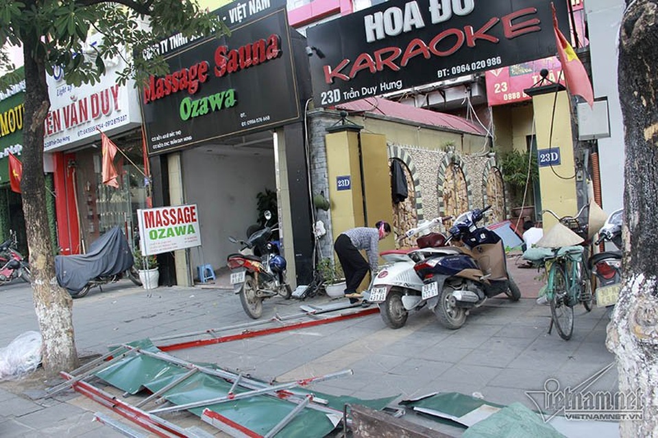 Một phụ nữ thu mua phế liệu cho biết, chị được chủ quán karaoke gọi đến để thanh lý biển quảng cáo, giá mua là 2.000 đồng/kg. Hai ngày trở lại đây, chị và đồng nghiệp ít đi thu mua dạo hơn, vì dọc tuyến đường này đang có rất nhiều quán karaoke tháo dỡ biển quảng cáo