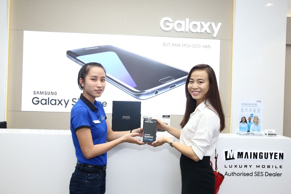 Chưa dừng lại ở đó, trong thời gian 15/11/2016 đến hết 31/11/2016, Samsung sẽ dành cho những khách hàng đầu tiên sở hữu Galaxy S7/S7 edge hay Galaxy J7 Prime những phần quà cực kỳ hấp dẫn như kính thực tế ảo GearVR, tai nghe Samsung Level Active, sạc không dây… cùng nhiều ưu đãi giảm giá khác.