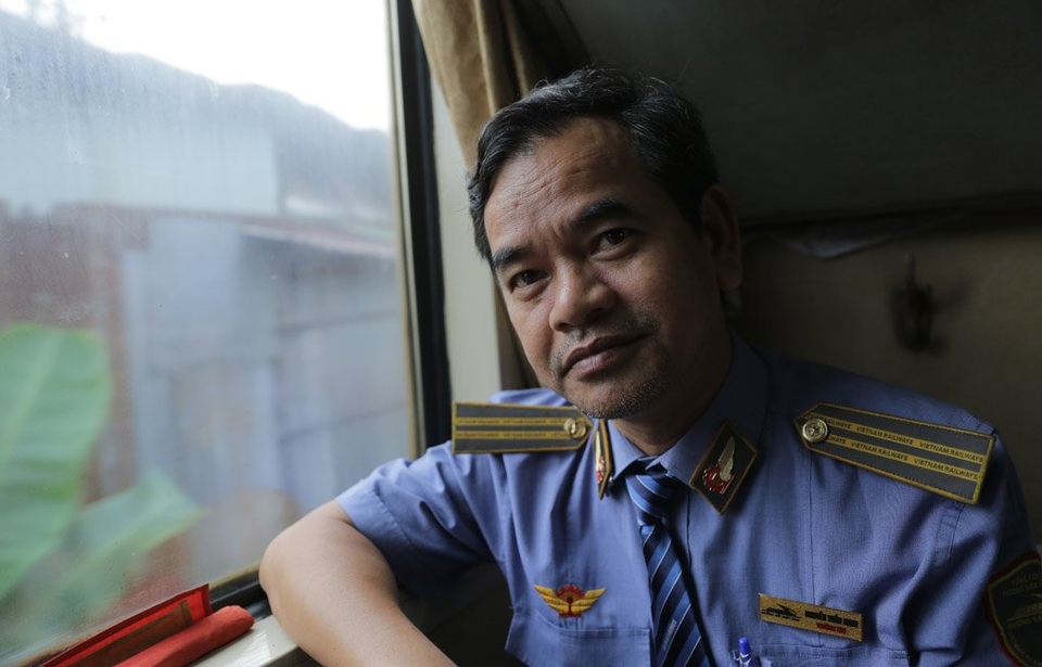 
Trưởng tàu SE8, Nguyễn Tuấn Ninh đã chứng kiến nhiều sự thăng trầm của ngành đường sắt, hơn 30 năm gắn bó với những chuyến tàu Bắc - Nam, có lẽ đây là giai đoạn khó khăn nhất trong lịch sử của ngành đường sắt. Lãnh đạo ngành cần phải nghiên cứu các phương án làm đổi mới từ giá vé tàu cho đến hành trình tàu chạy sao cho phù hợp với nhu cầu để có thể đưa hành khách trở lại với tàu.
