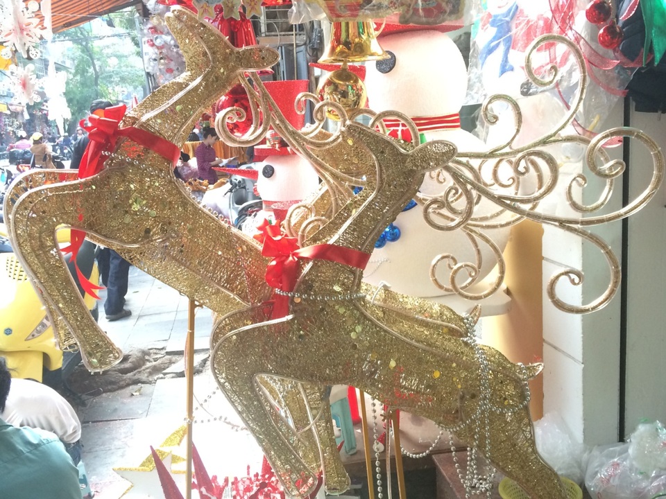 Đắt đỏ đồ trang trí Noel, gần 20 triệu đồng/xe tuần lộc - 10 Bộ 3 tuần lộc kéo xe giá khủng