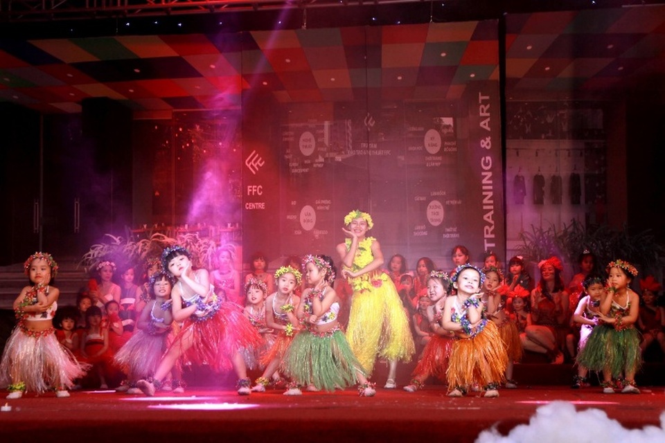 Nhạc kịch “Ông già Noel bị bắt cóc” lần đầu ra mắt mùa Giáng sinh - 10 Cả khán phòng không ngừng lắc lư theo điệu nhảy Hawaii.