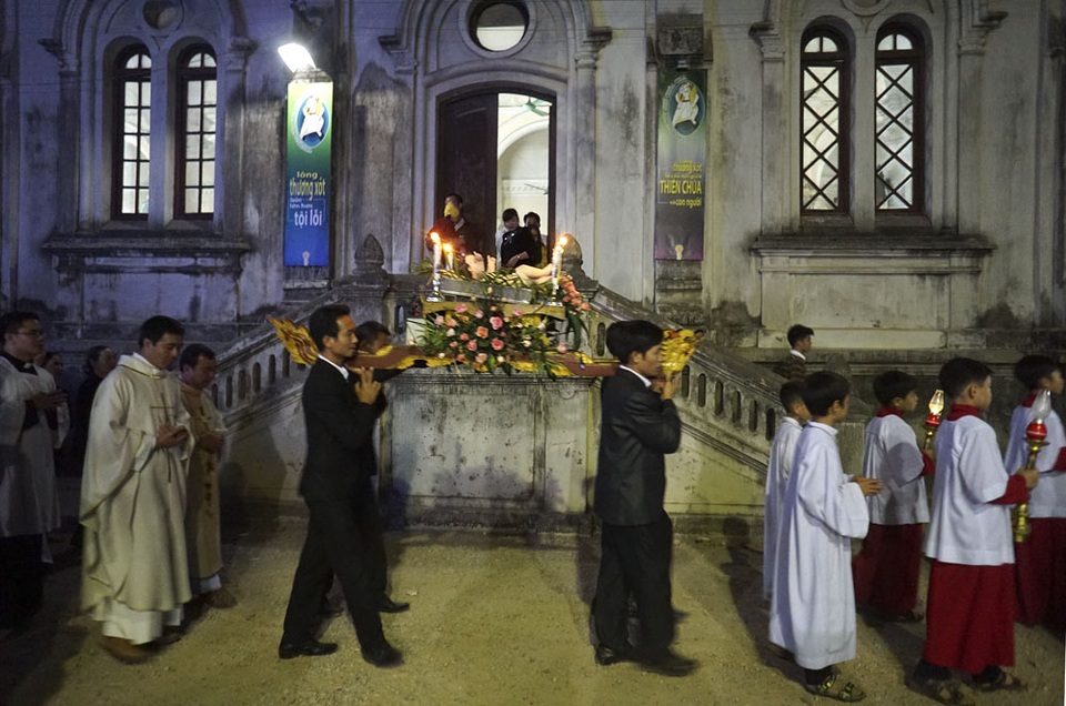 Giáng sinh ấm áp ở nhà thờ trăm tuổi ngoại ô Hà Nội - 10 Nghi lễ rước chúa Jesus vào đặt trong hang đá khi buổi lễ kết thúc