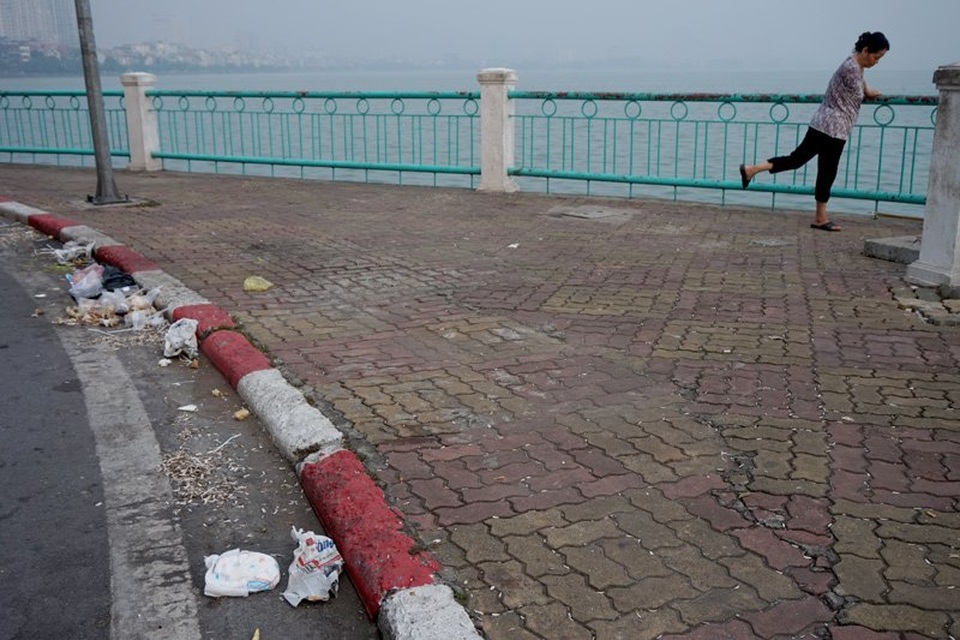 Dân Hà thành bịt mũi tập thể dục, nhắm mắt nhậu trên rác - 12 Không chỗ nào không có rác