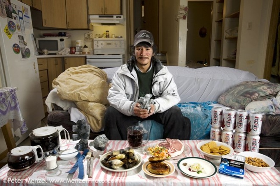 Willie Ishulutak, thợ trạm khắc ở Canada, ăn 4.700 calo mỗi ngày. (Nguồn: brightside)