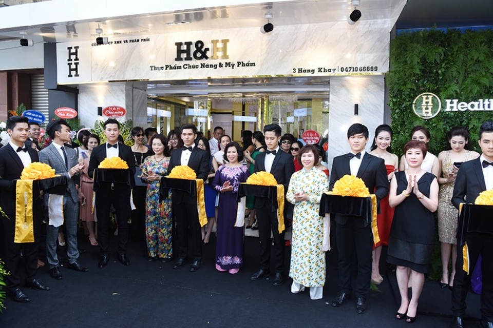 Khách VIP tham gia cắt băng khai trương cửa hàng H&H tại Hà Nội vào sáng 21/10.