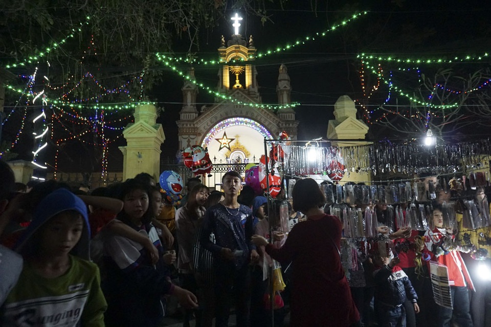 Giáng sinh ấm áp ở nhà thờ trăm tuổi ngoại ô Hà Nội - 11 Bên ngoài nhà thờ, nhiều hàng quán bán đồ lưu niệm phục vụ người dân.